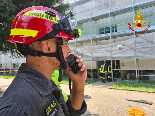 Incendio in un palazzo a Settimo, giovane ustionato